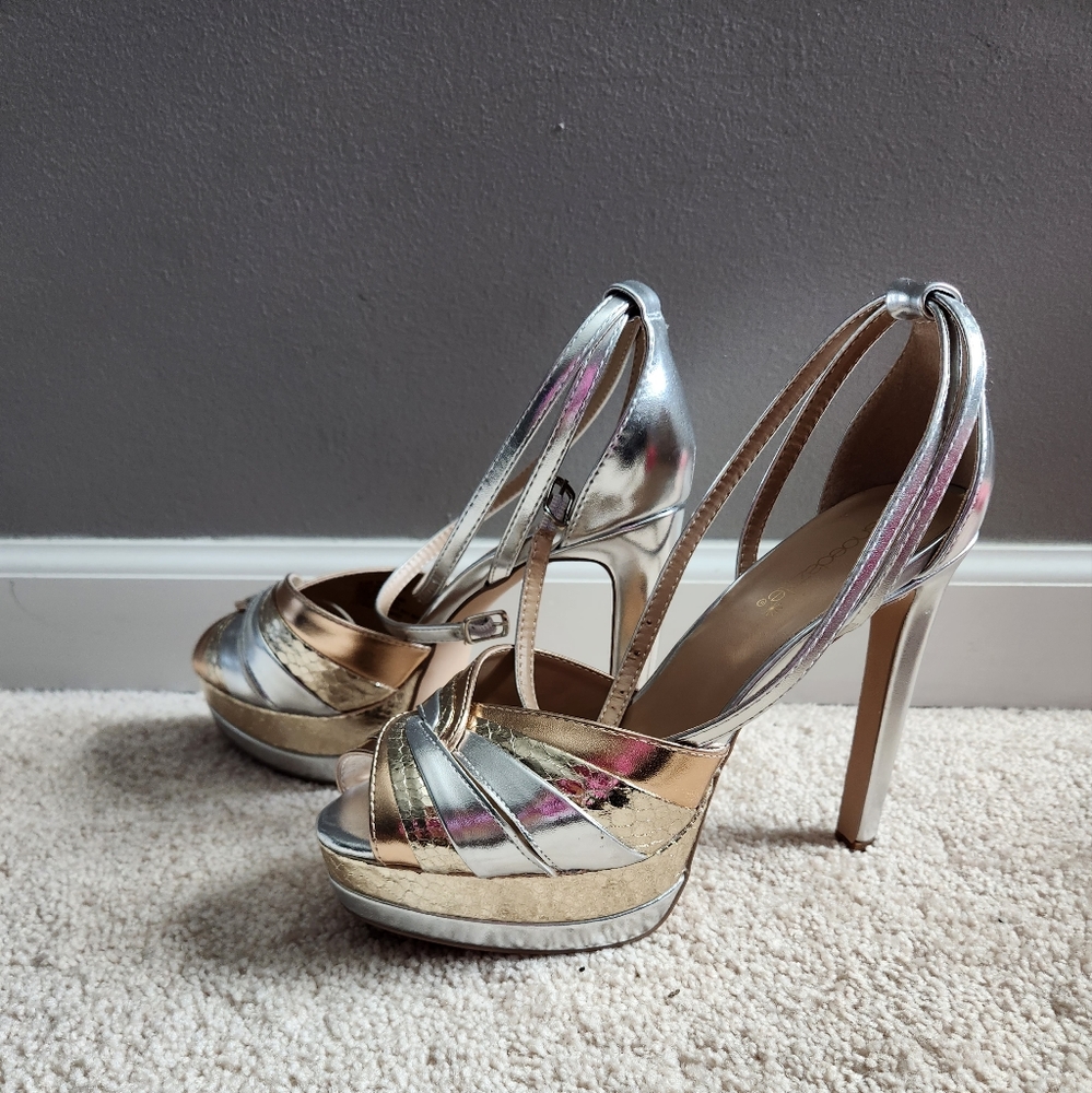 Shoedazzle Shine Ya Light metallic platform sandals size 9